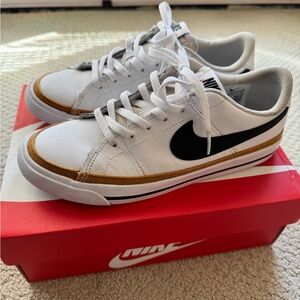 Nike Court Legacy size 5Y